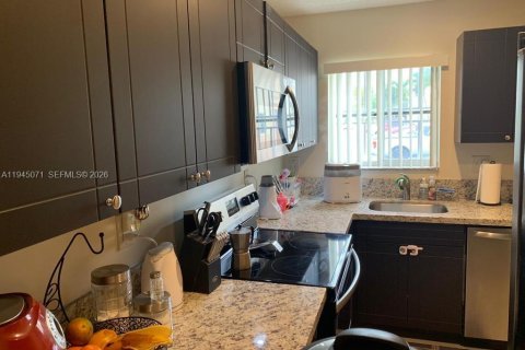 House in Sweetwater, Florida 3 bedrooms, 97.55 sq.m. № 2001526 - photo 10