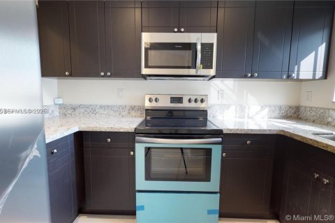 House in Sweetwater, Florida 3 bedrooms, 97.55 sq.m. № 2001526 - photo 24