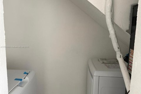 Condo in Hialeah, Florida, 2 bedrooms  № 1728538 - photo 7