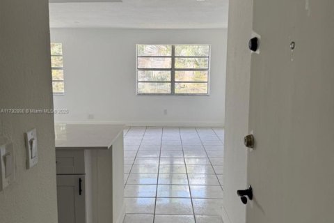 Condo in Hialeah, Florida, 2 bedrooms  № 1728538 - photo 12