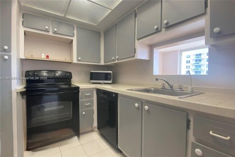 Copropriété à louer à Hallandale Beach, Floride: 2 chambres, 92.9 m2 № 1968126 - photo 3