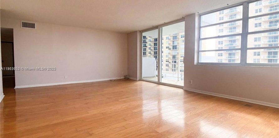 Condo à Hallandale Beach, Floride, 2 chambres  № 1968126