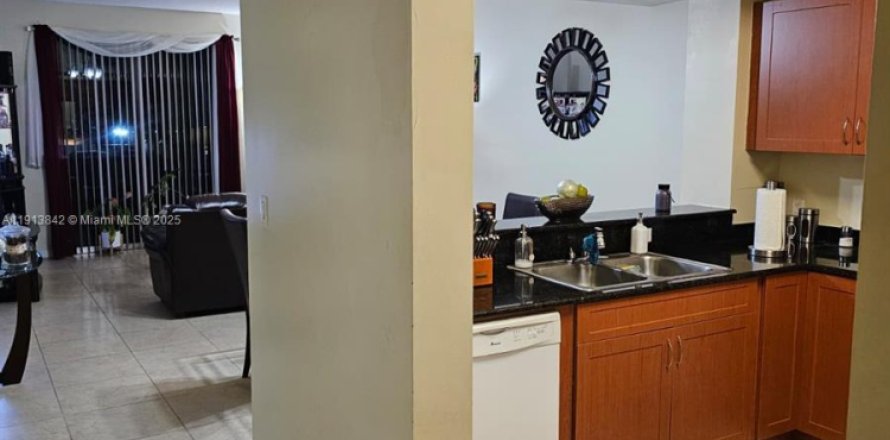 Кондоминиум с 2 спальнями в Майами, Флорида № 2015842