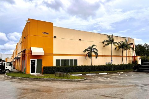 Купить коммерческую недвижимость в Медли, Флорида № 2035390 - фото 2