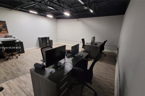 Купить коммерческую недвижимость в Медли, Флорида № 2035390 - фото 14