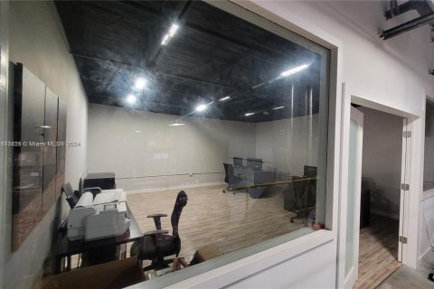 Купить коммерческую недвижимость в Медли, Флорида № 2035390 - фото 16