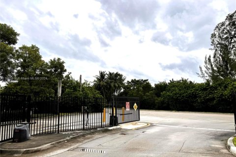 Купить коммерческую недвижимость в Медли, Флорида № 2035390 - фото 19