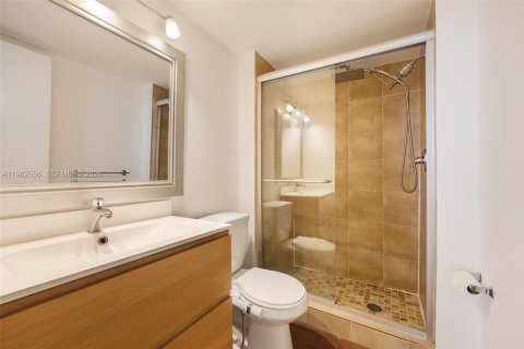 Condo in Aventura, Florida, 2 bedrooms № 2154822 - photo 9