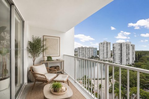 Condo in Aventura, Florida, 2 bedrooms № 2154822 - photo 2