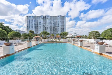 Condo in Aventura, Florida, 2 bedrooms № 2154822 - photo 12
