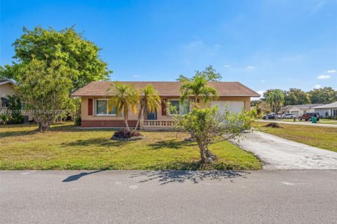 House in Tamarac, Florida 2 bedrooms, 99.68 sq.m. № 2045574