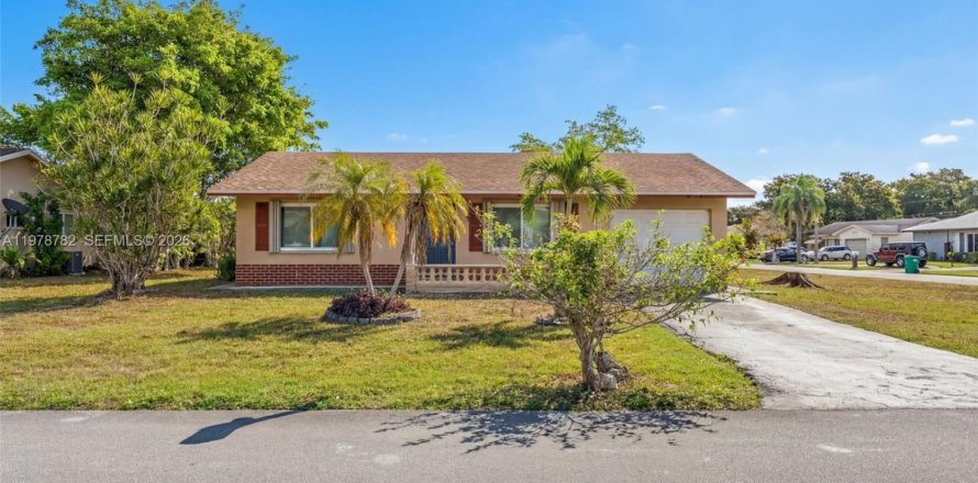 House in Tamarac, Florida 2 bedrooms, 99.68 sq.m. № 2045574