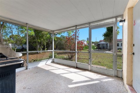 House in Tamarac, Florida 2 bedrooms, 99.68 sq.m. № 2045574 - photo 19