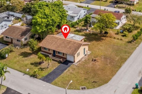 House in Tamarac, Florida 2 bedrooms, 99.68 sq.m. № 2045574 - photo 2