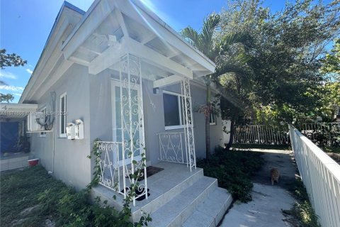 Commercial property in Miami, Florida 150.5 sq.m. № 1960842 - photo 1