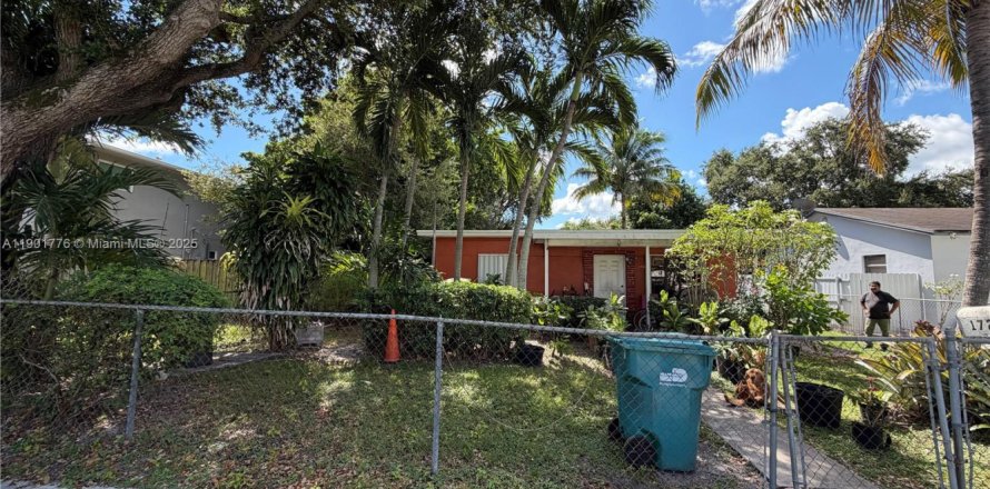 House in Miami, Florida 3 bedrooms, 83.05 sq.m. № 1953247