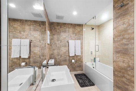 Condo in Miami, Florida, 1 bedroom  № 1691147 - photo 13
