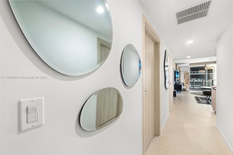 Condo in Miami, Florida, 1 bedroom  № 1691147 - photo 8