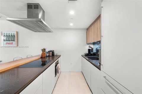 Condo in Miami, Florida, 1 bedroom  № 1691147 - photo 5