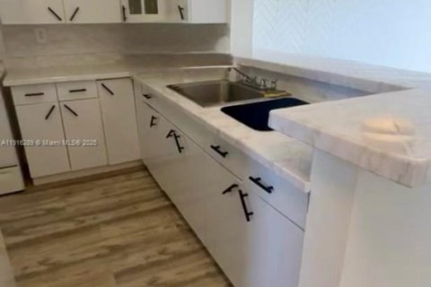 Copropriété à louer à Miami, Floride: 1 chambre, 70.23 m2 № 1970843 - photo 4