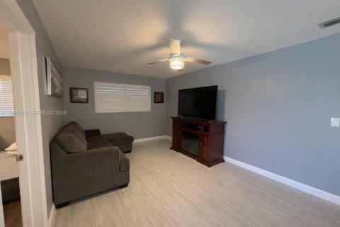 House in Plantation, Florida 3 bedrooms, 160.16 sq.m. № 2068517 - photo 12