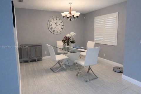 House in Plantation, Florida 3 bedrooms, 160.16 sq.m. № 2068517 - photo 4