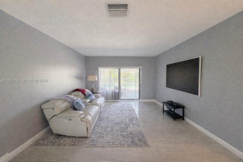 House in Plantation, Florida 3 bedrooms, 160.16 sq.m. № 2068517 - photo 2