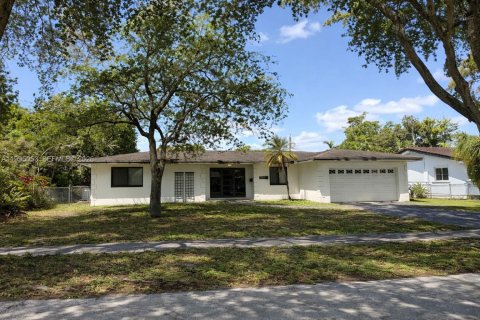 House in Plantation, Florida 3 bedrooms, 160.16 sq.m. № 2068517