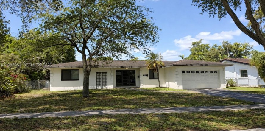 House in Plantation, Florida 3 bedrooms, 160.16 sq.m. № 2068517