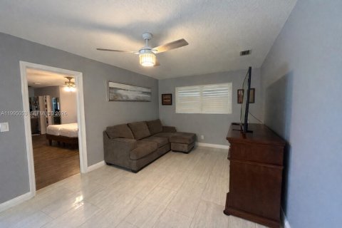 House in Plantation, Florida 3 bedrooms, 160.16 sq.m. № 2068517 - photo 13