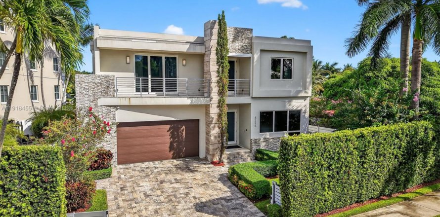 House in Fort Lauderdale, Florida 4 bedrooms, 397.06 sq.m. № 2018829