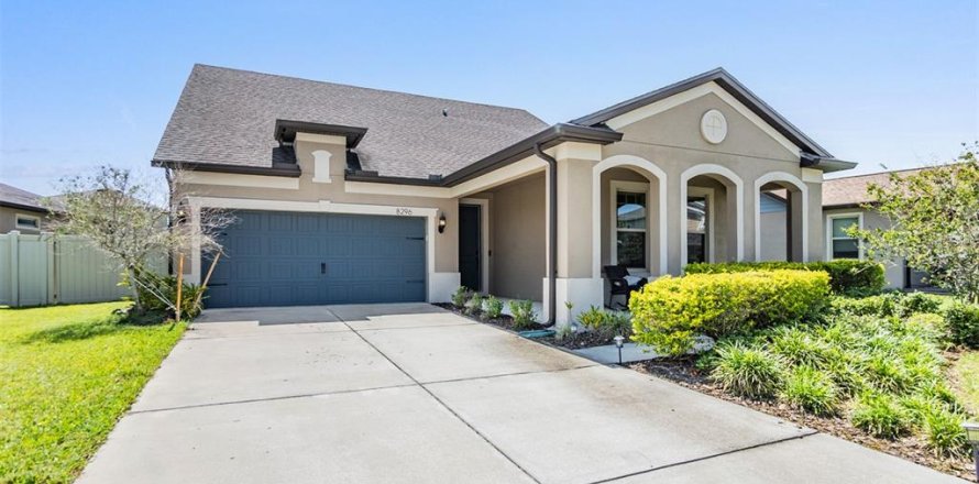 House in Wesley Chapel, Florida 4 bedrooms, 247.31 sq.m. № 1719326