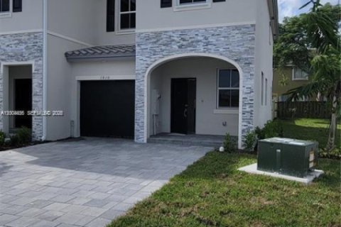 Adosado en Homestead, Florida 3 dormitorios, 157.47 m2 № 2068625