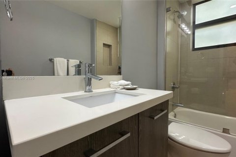 Condominio en venta en Bay Harbor Islands, Florida, 2 dormitorios, 114.83 m2 № 1954370 - foto 29