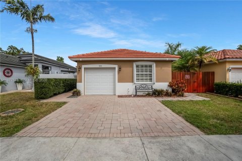 Снять в аренду виллу или дом в Майами, Флорида 3 спальни, 142.98м2, № 2041734 - фото 2