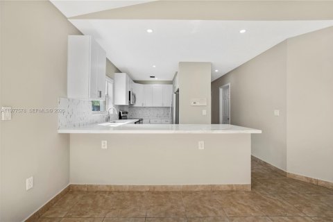 Снять в аренду виллу или дом в Майами, Флорида 3 спальни, 142.98м2, № 2041734 - фото 9