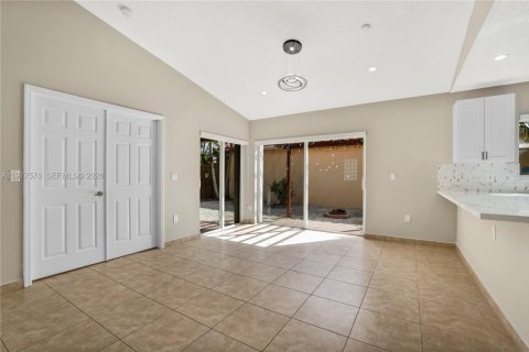 Снять в аренду виллу или дом в Майами, Флорида 3 спальни, 142.98м2, № 2041734 - фото 30