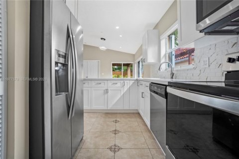 Снять в аренду виллу или дом в Майами, Флорида 3 спальни, 142.98м2, № 2041734 - фото 13