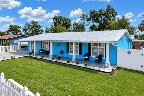House in Zephyrhills, Florida 3 bedrooms, 193.05 sq.m. № 2360902