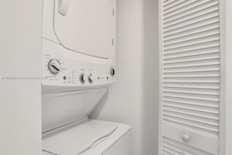 Condominio en alquiler en Miami, Florida, 2 dormitorios, 90.3 m2 № 1937781 - foto 21
