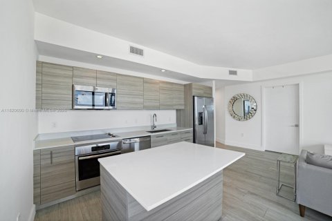 Condominio en alquiler en Miami, Florida, 2 dormitorios, 90.3 m2 № 1937781 - foto 12