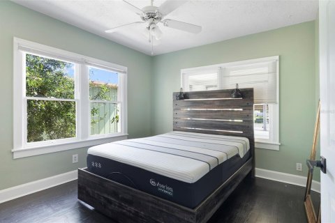 House in Saint Petersburg, Florida 2 bedrooms, 89 sq.m. № 2233826 - photo 14
