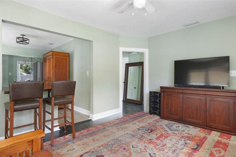 House in Saint Petersburg, Florida 2 bedrooms, 89 sq.m. № 2233826 - photo 8