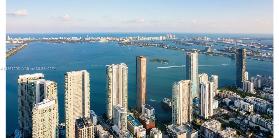 Condo in Miami, Florida, 4 bedrooms  № 1860197