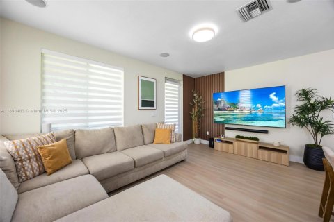 Casa en venta en Miami Gardens, Florida, 3 dormitorios, 169.92 m2 № 1950067 - foto 16