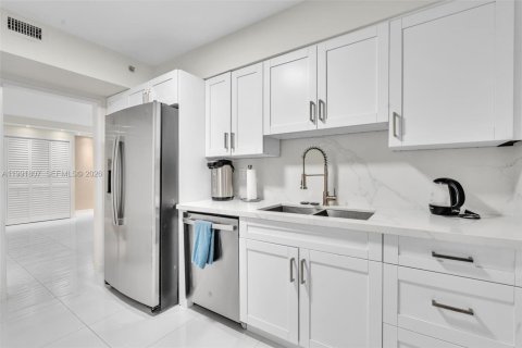 Copropriété à louer à Surfside, Floride: 1 chambre, 84.08 m2 № 2255619 - photo 10