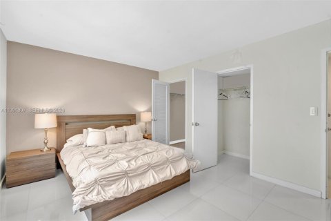 Copropriété à louer à Surfside, Floride: 1 chambre, 84.08 m2 № 2255619 - photo 14