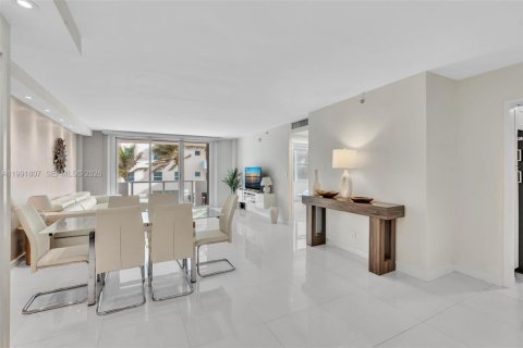 Copropriété à louer à Surfside, Floride: 1 chambre, 84.08 m2 № 2255619 - photo 2