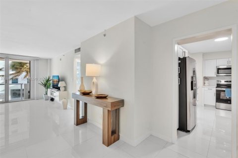 Copropriété à louer à Surfside, Floride: 1 chambre, 84.08 m2 № 2255619 - photo 3