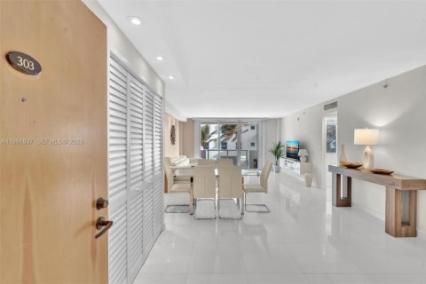 Condo à Surfside, Floride, 1 chambre  № 2255619